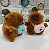 Мягкая игрушка-брелок Капибара с сумочкой, сидящая, 25см